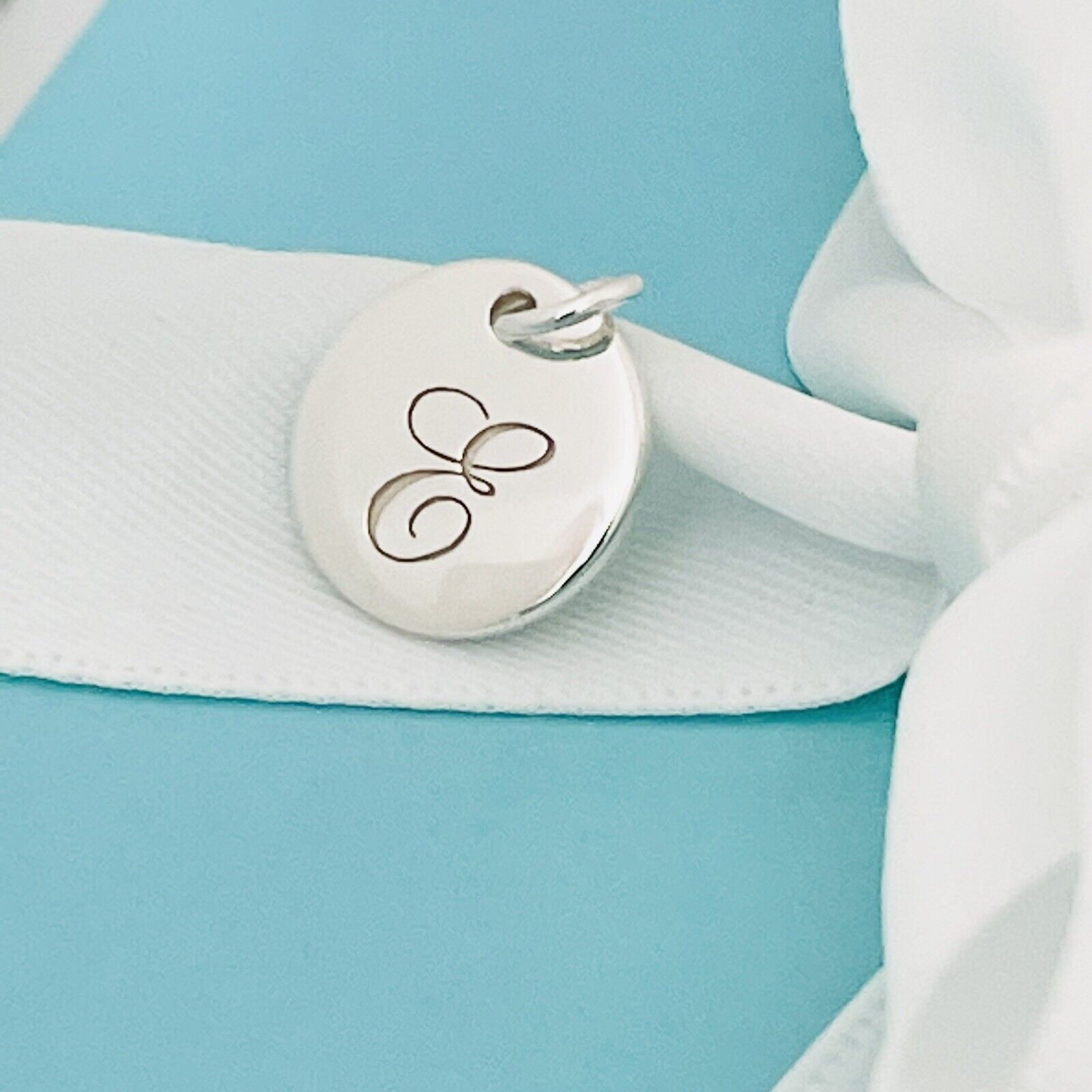 【Tiffany & Co】Tiffany Notes Alphabet disc charmペンダント Tiffany Notes alphabet disc charm in silver on a chain