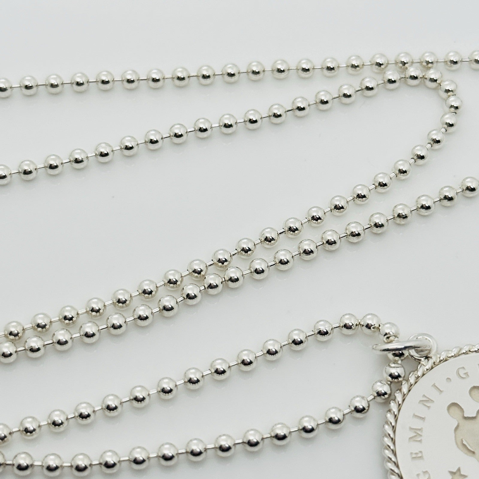 20" Tiffany Gemini Round Pendant Necklace Twist Border Dog bead Chain in Silver